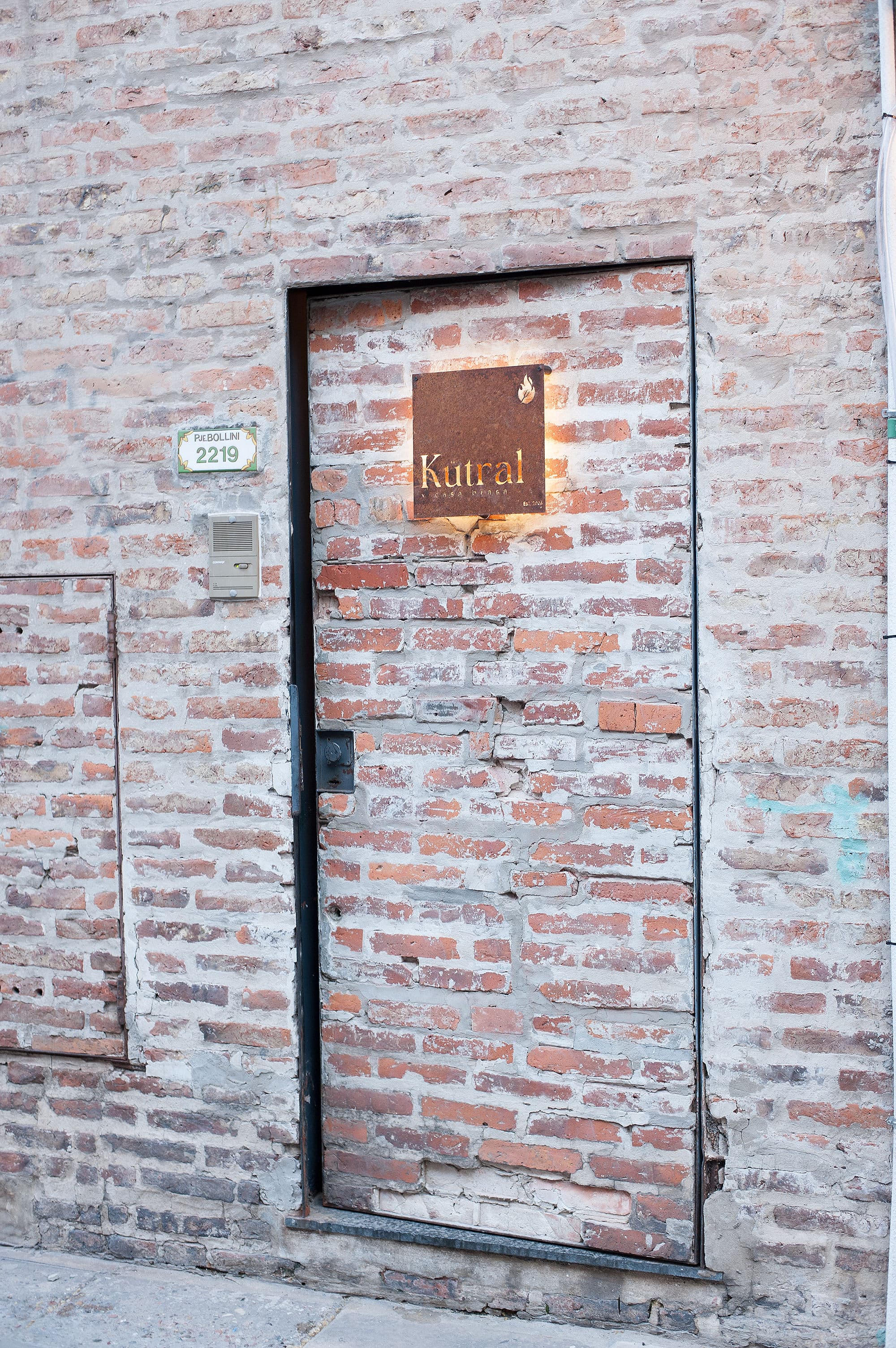 Entrada de Kütral Casa Brasa en Recoleta