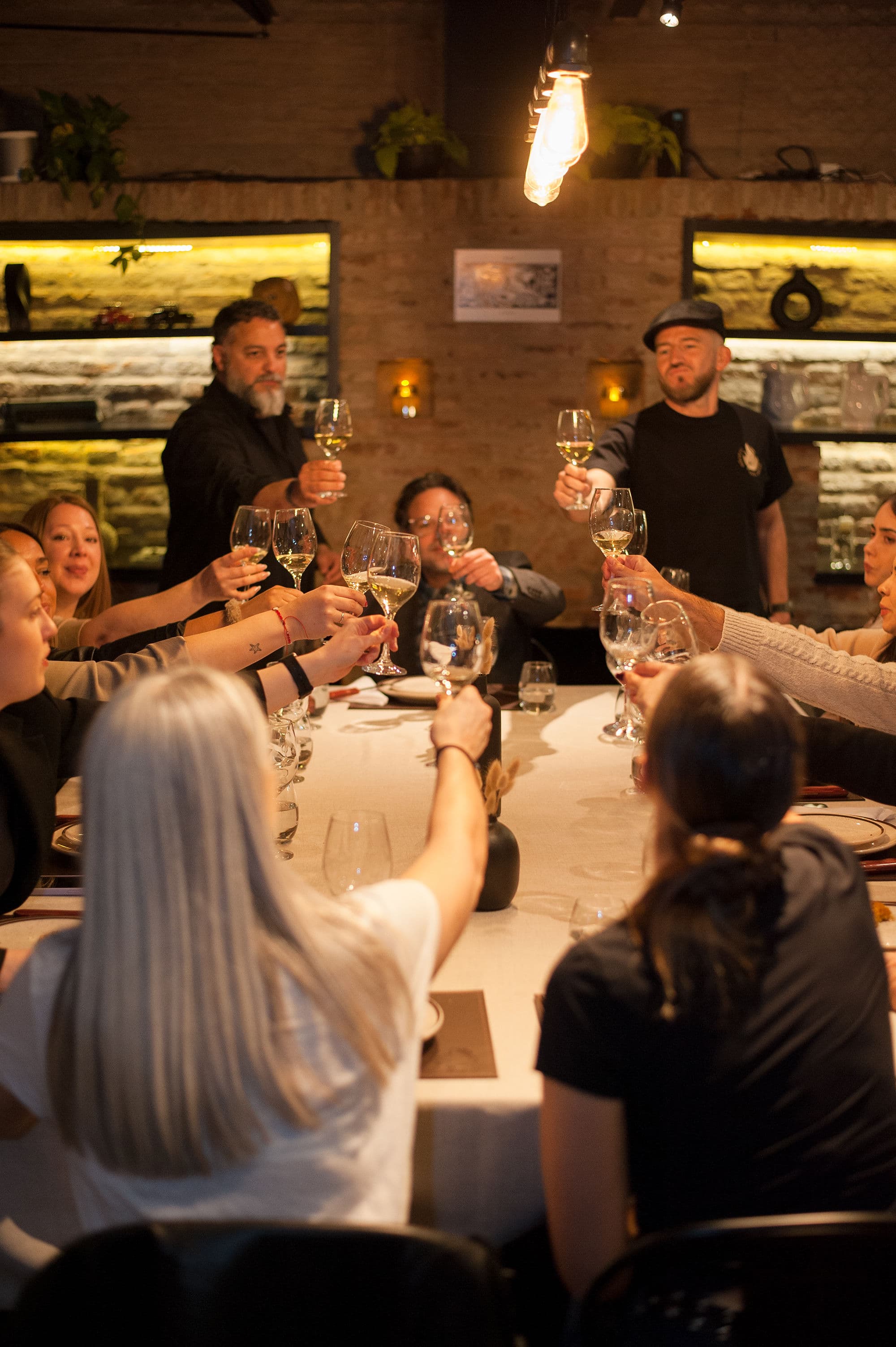 Brindis con Chardonnay en Kütral